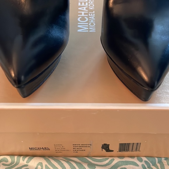 Michael Kors Bryn Leather bootie